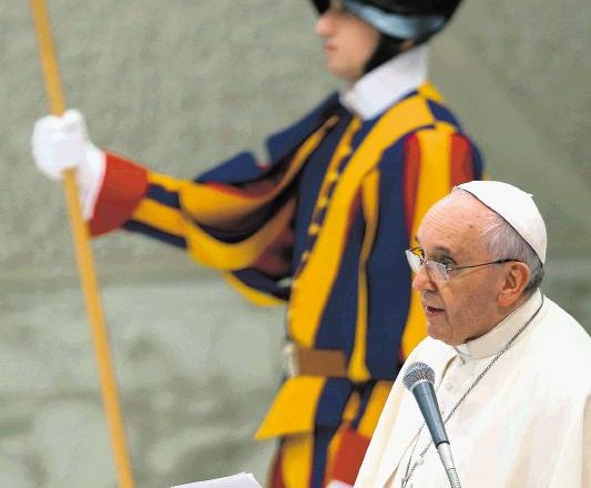 Papež Frančišek je včeraj napovedal novo odmevno potezo: zamenjal bo poveljnika švicarske garde, šefa službe, odgovorne za...