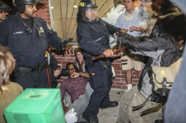 Nasilni spopadi med protestniki in policisti v Berkeleyju (foto)