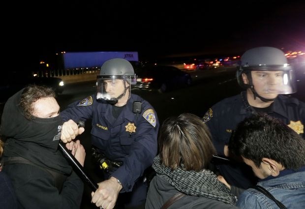 Policijsko nasilje: v Berkeleyju 150 aretiranih, LeBron James z majico “Ne morem dihati”