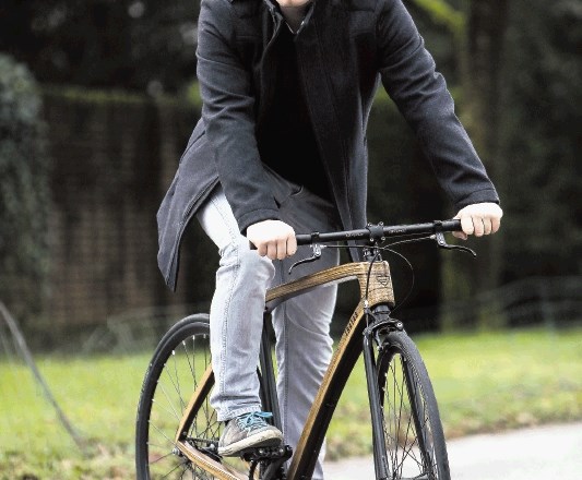 Janez Tratar na svojem kolesu, ki ga je iz slovenskega lesa razvijal in oblikoval leto dni. Jaka Gasar 