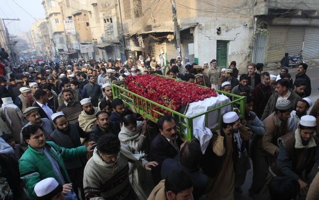 Nekaj žrtev napada so že pokopali, številni pogrebi potekajo danes. (Foto: Reuters) 