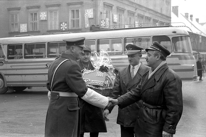 Novoletno darilo prometnim miličnikom decembra 1960 Marjan Ciglič 