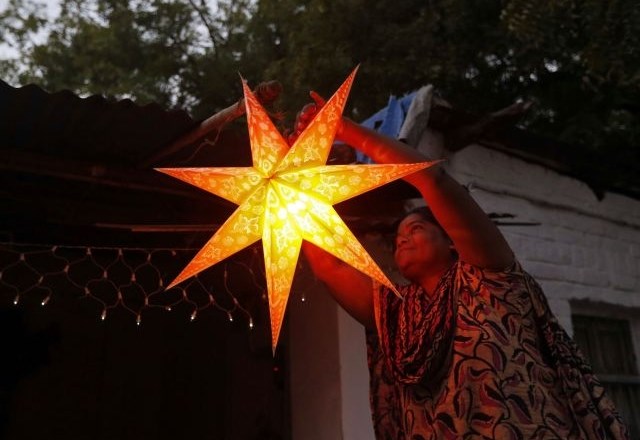 Predbožično okraševanje na zahodu Indije. (Foto: Reuters) 