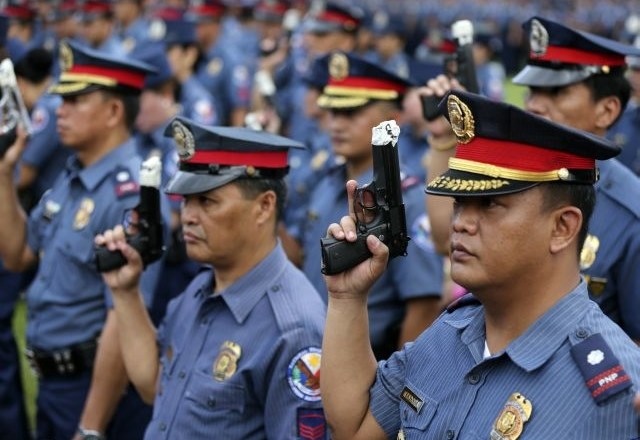 Filipinski policisti so dobili ukaz, da svoje orožje prelepijo z lepilnim trakom. Tako med božičnimi in novoletnimi...