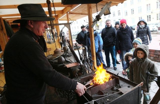 Predbožični sejem v Varšavi: kovač gledalcem kaže, kako nastajajo podkve. Te naj bi prinašale srečo v novem letu. (Foto: AP)...