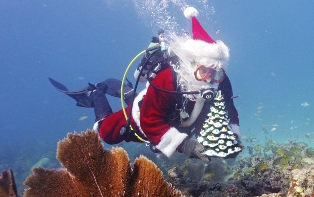 Spencer Slate kot podvodni Božiček. (Foto: Reuters) 