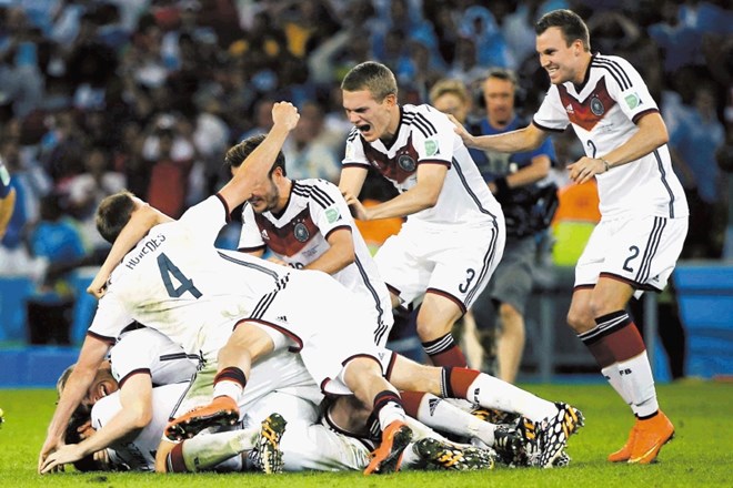Nemci četrtič na vrhu po zgodovinskem polfinalu  Svetovni prvaki v nogometu so postali nemški reprezentanti. V polfinalu so v...