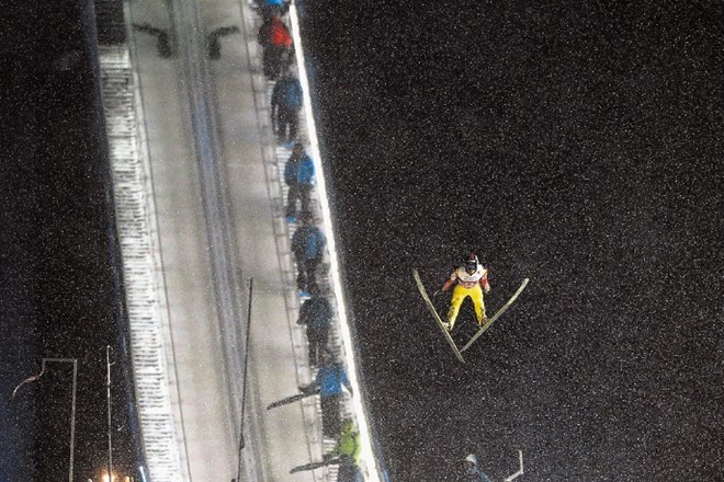 Robert Kranjec je v močnem sneženju skočil 138 metrov in vodil ob prekinitvi. AP 