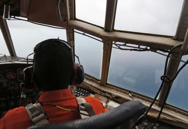 AirAsia: Predmeti pripadajo pogrešanemu letalu, iz morja potegnili več trupel 