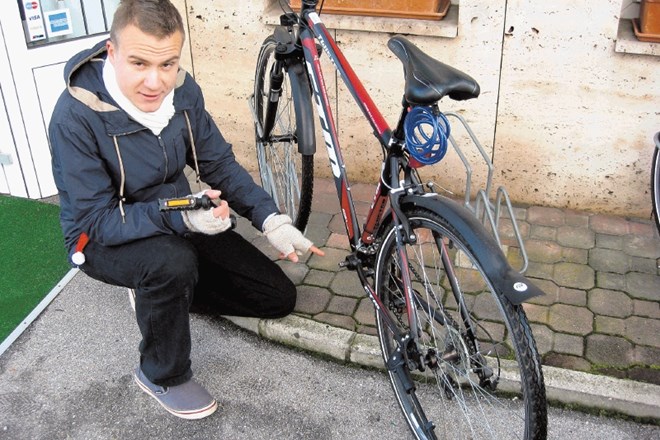 Izvidniku Anttiju je med vožnjo s kolesa odpadel pedal, a je informatorka TIC težavo takoj odpravila. 