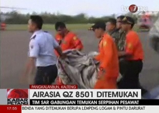 AirAsia: Predmeti pripadajo pogrešanemu letalu, iz morja potegnili več trupel 