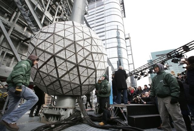 Vrhunec v New Yorku bo tradicionalno polnočno spuščanje velike kristalne krogle. (Foto: AP) 