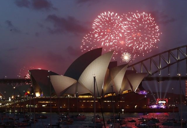 V Sydneyju so z ognjemetom novo leto proslavili še pred polnočjo. (Foto: Reuters) 