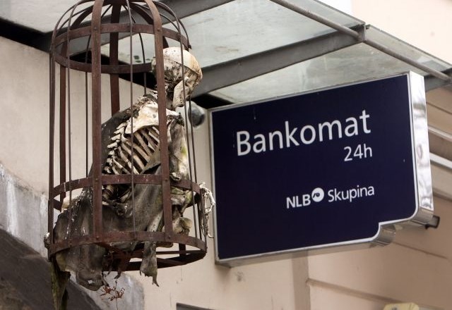 Ljubljana, januar 2014: Bankomat NLB in okostnjak. (Foto: Tomaž Skale) 