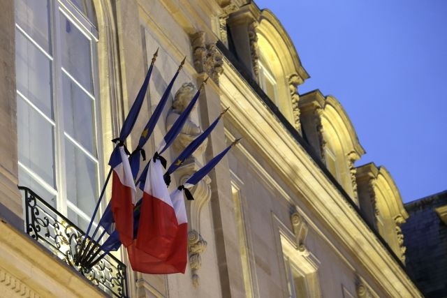 Na pol droga spuščene zastave na predsedniški palači v Parizu. (Foto: Reuters) 