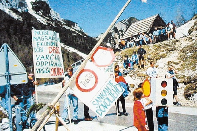 Trentarji so leta 1998 protestirali na vrhu Vršiča, ker ceste kljub tanki snežni odeji niso odprli vse do maja. 