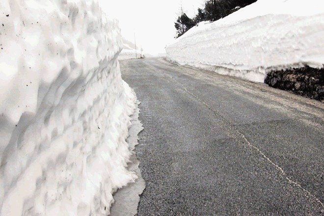 Maja 2004 je bila še debela snežna odeja, vendar je bila edina ovira za zaprto cesto ovinek pod Malo Mojstrovko....
