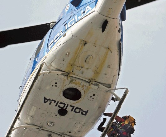 Helikoptersko reševanje ni poceni, je pa hitro in zelo učinkovito ter preverjeno rešuje življenja. V tujini gornikom...