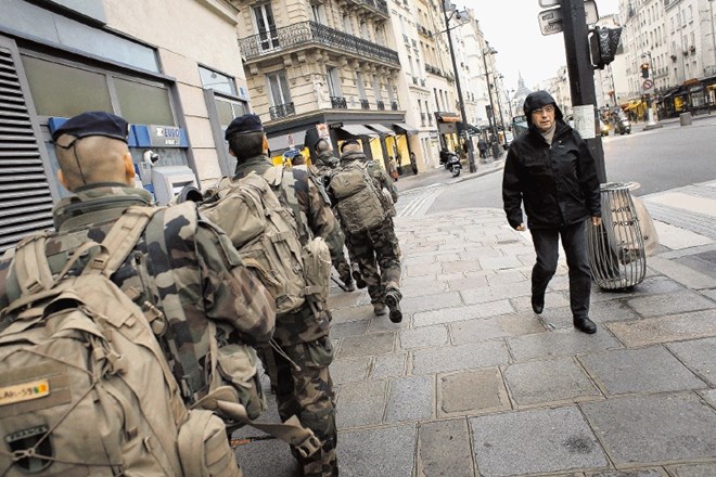 Vojaki na ulicah Pariza AP    