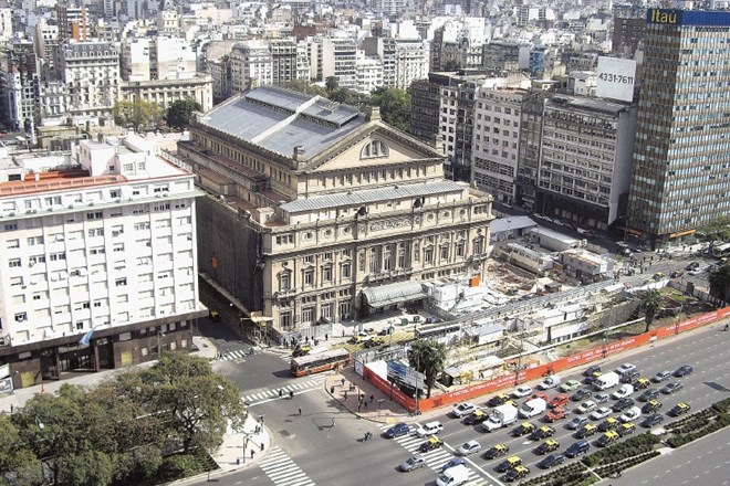 Teatro Colón v Buenos Airesu v Argentini je najuglednejše operno gledališče v Južni Ameriki. Juan Vasle 