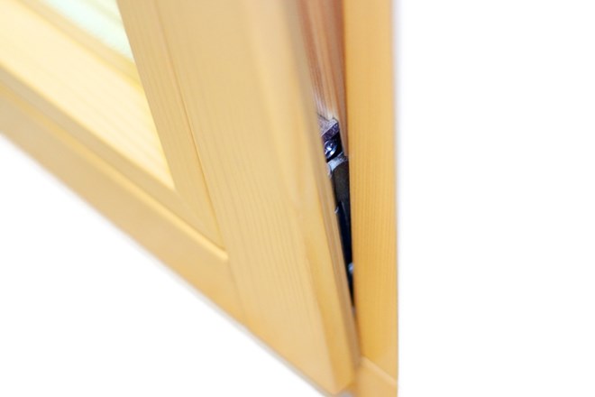 Oglasno sporočilo: Izboljšajte varnost svojega doma. Okna imajo pomembno vlogo.    