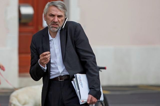 Vladimir Vodušek je včeraj na sodišče prišel sam, brez policijskega spremstva. Sodnici je pojasnil, da so »težave z vročanjem...