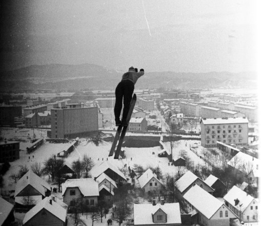 V izteku Galetove skakalnice v Šiški je 22. januarja 1960 na tekmi  za skakalce stiskalo pesti več kot 25.000 gledalcev. Na...