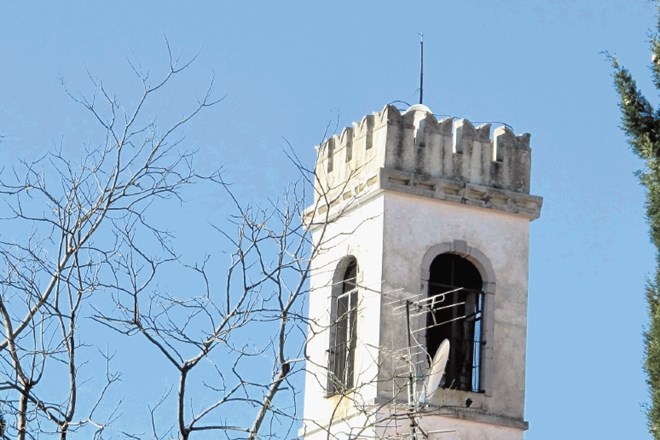 Na vrhu cerkvenega stolpa je že antena kabelske televizije, ki naj bi jo postavili pred leti začasno. Jani Alič 