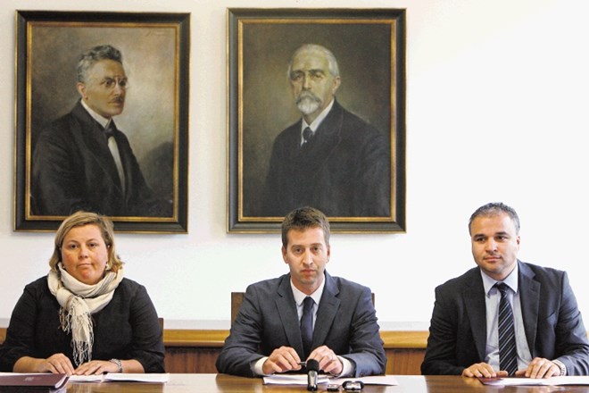 Predsednik Odvetniške zbornice Slovenije Roman Završek (v sredini) je  prepričan, da uvedba davčnih blagajn pri odvetnikih ne...