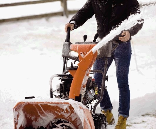 Zaradi večje zmogljivosti so dvostopenjske snežne freze primerne tudi za čiščenje posedlega in poledenelega snega. 