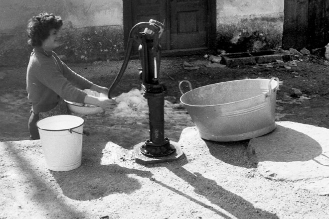 Dokler v mestu ni bilo vodovoda, so  vodo pridobivali iz vodnjakov ali studencev. Nošnja vode v domove je bila navadno naloga...