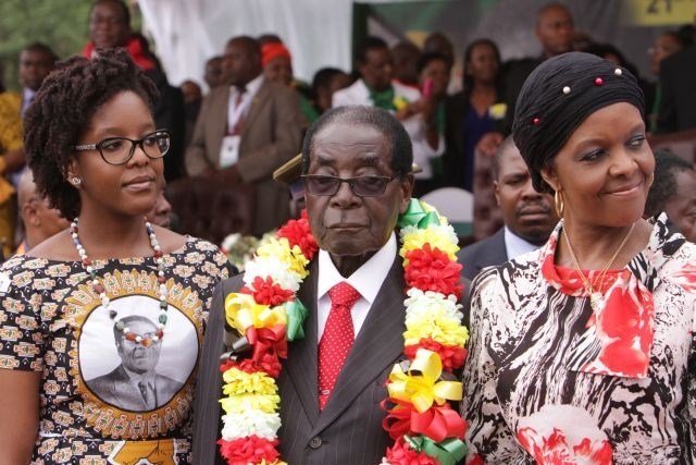 Predsednik Robert Mugabe s hčerjo in soprogo. (Foto: AP) 