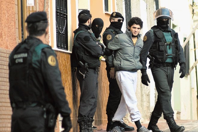 Španski varnostni organi so pred dnevi aretirali štiri moške, ki jih sumijo rekrutiranja v Islamsko državo. Ljudi naj bi s...