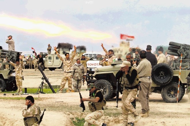 Šiitski vojaki vzklikajo in in si zatiskajo ušesa ob izstrelitvi rakete med ofenzivo proti Islamski državi pri Tikritu. 