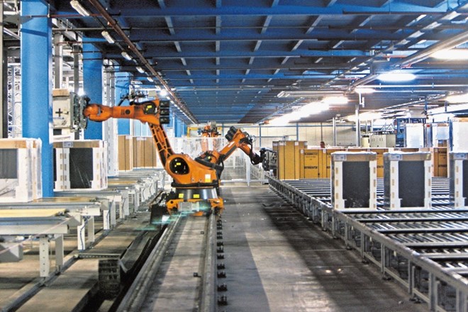 Za sortiranje končnih proizvodov v Gorenjevem logističnem centru skrbijo roboti. 