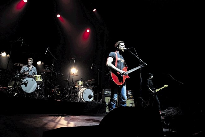 Člani skupine Eagles of Death Metal so dokončali koncert, ki ga je novembra lani grobo prekinil teroristični pokol.