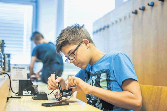 Mladi inženirji na poletnem taboru razdrejo avtomobil in mu vgradijo »umetno inteligenco«.