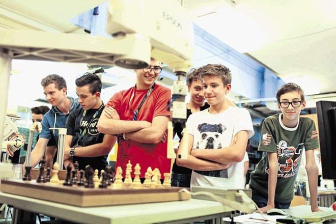 Osnovnošolci in dijaki so se z robotom spopadli tudi v igranju šaha. Tako kot doslej prav vsi, ki so igrali z »njim«, niso...
