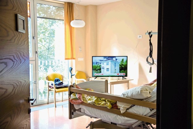Velika okna so  pomembna, saj bolnikom omogočajo, da iz postelje opazujejo življenje zunaj. V sobe si lahko vedno prinesejo...