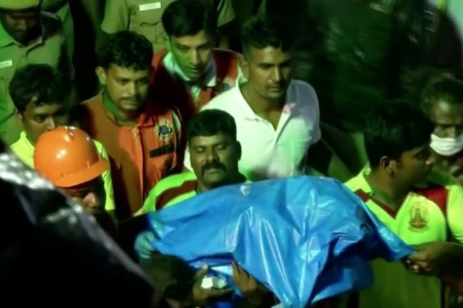 Reševalci prepozno prišli do dečka, ki je v Indiji padel v zapuščen vodnjak