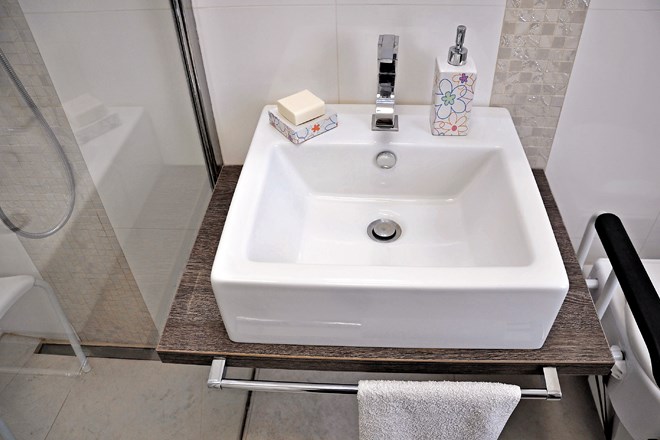 Uporaba kopalnice je bolj preprosta, če posežemo po materialih, ki so enostavni za vzdrževanje. dokumentacija Dnevnika