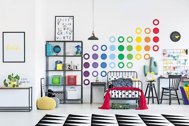 Črno-belo pohištvo lahko popestrite s stenskimi dekoracijami ali živahnimi barvnimi stenami. iStock
