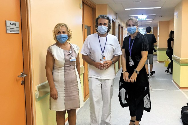 Glavna medicinska sestra Marinka Purkart (z leve), doc. dr. Marko Pokorn, dr. med., in poslovna direktorica Helena Ulčar...