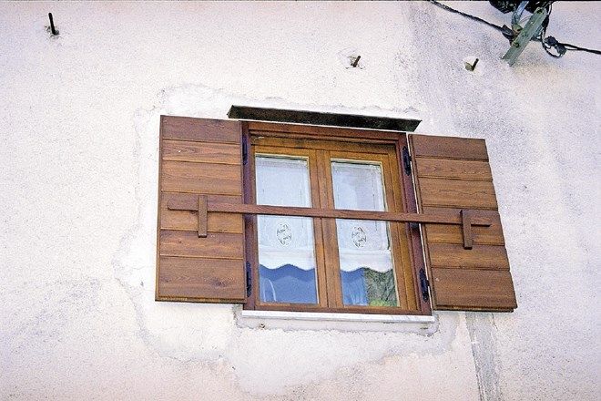 Lesena okna se lahko izdela v posnetku starih, a na sodobne načine odpiranja. Fotografija je simbolična. Fotografija je...