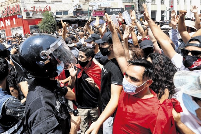 Policija v prestolnici Tunis zadržuje protivladne demonstrante.