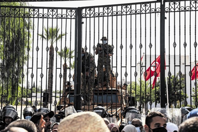 Vojaki varujejo vhod v kompleks tunizijskega parlamenta med protesti, potem ko je predsednik države za trideset dni ustavil...