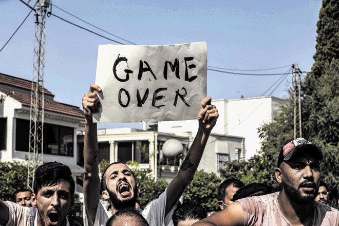 »Igra je končana,« sporoča privrženec tunizijskega predsednika Kaisa Sajeda. V Tunisu je prišlo do spopadov med podporniki in...