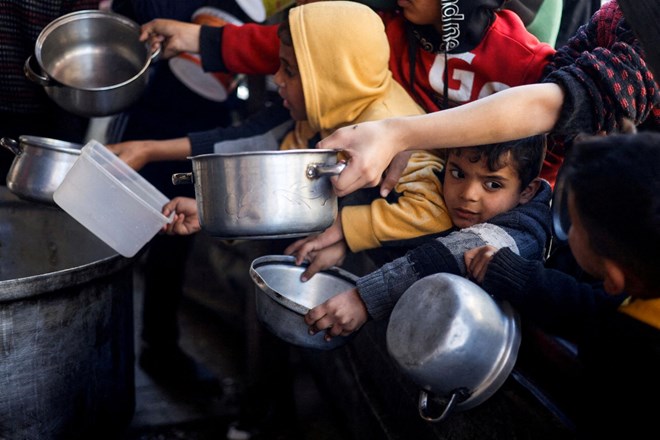 V Gazi več kot 31 tisoč ubitih; od lakote in dehidracije umrlo že 23 otrok