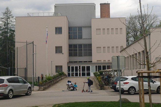 #fotogalerija Varnostniki in policisti pred šolami v Sloveniji