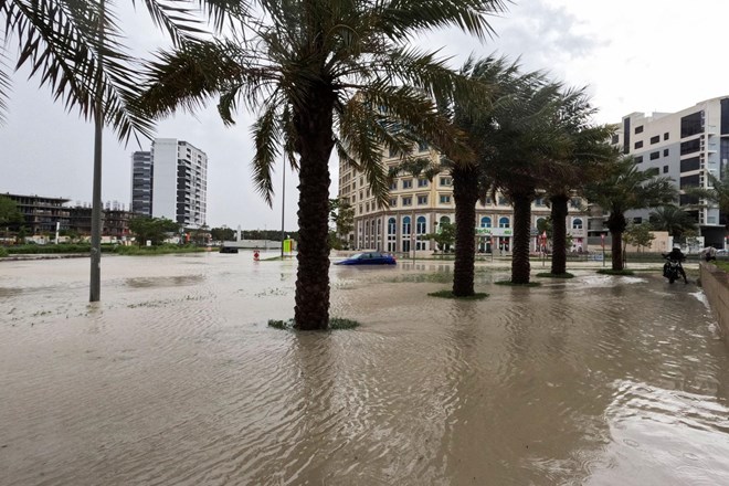 #foto #video V Dubaju za leto in pol dežja v enem dnevu, odpovedani leti med Ljubljano in Dubajem